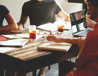 Kdo hackathon organizuje 